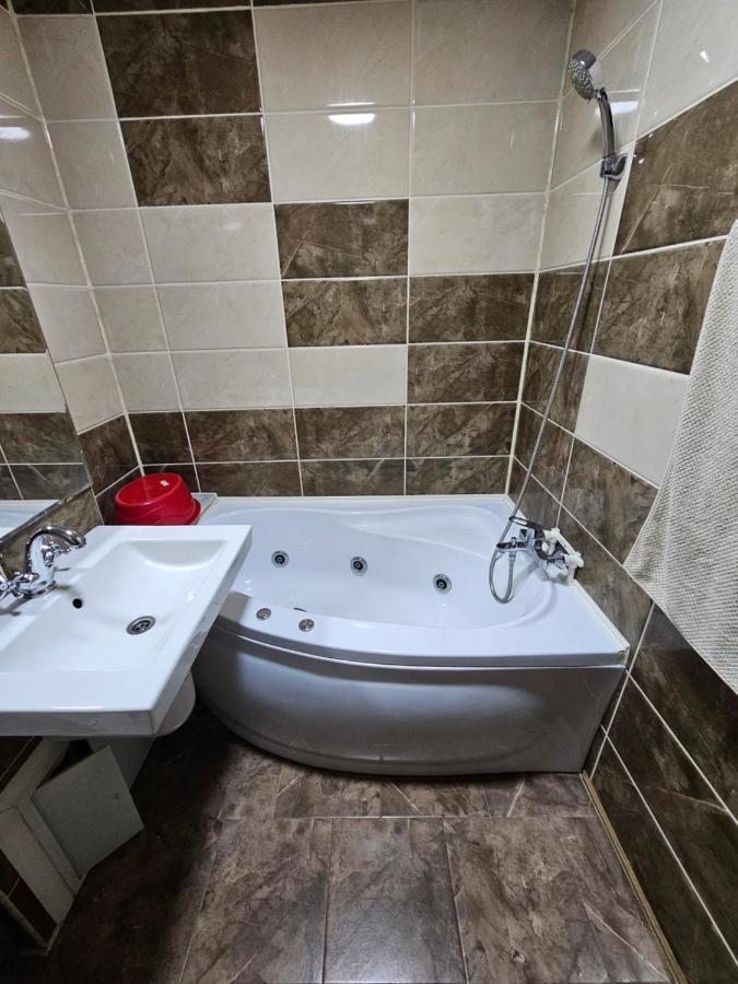 3 Living, 2 Bai, Modern Apartment *