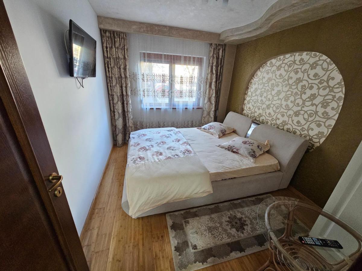 3 Living, 2 Bai, Modern Apartment
