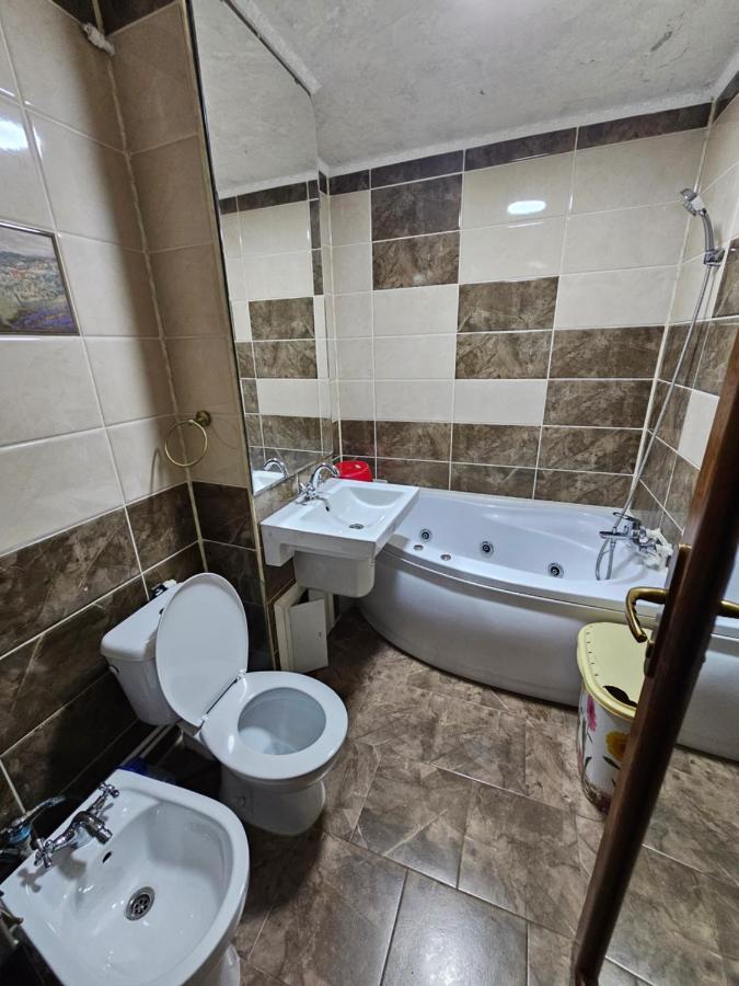3 Living, 2 Bai, Modern Apartment